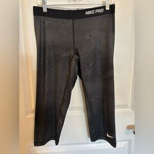 Nike Pro women’s capris Lg